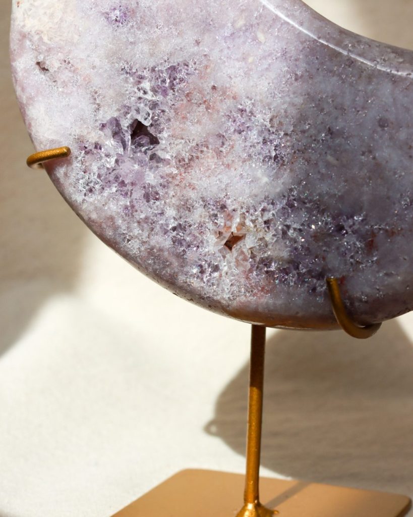 roze amethist maan op standaard