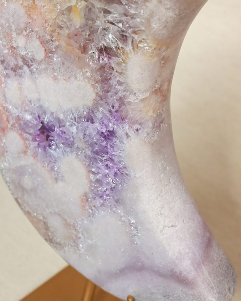 roze amethist maan op standaard