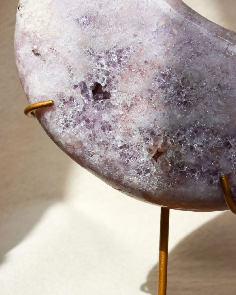 roze amethist maan op standaard