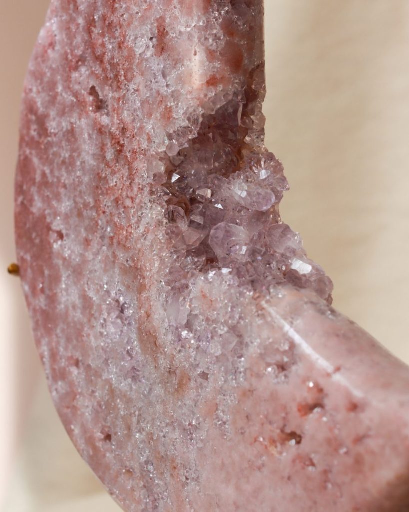 roze amethist maan op standaard