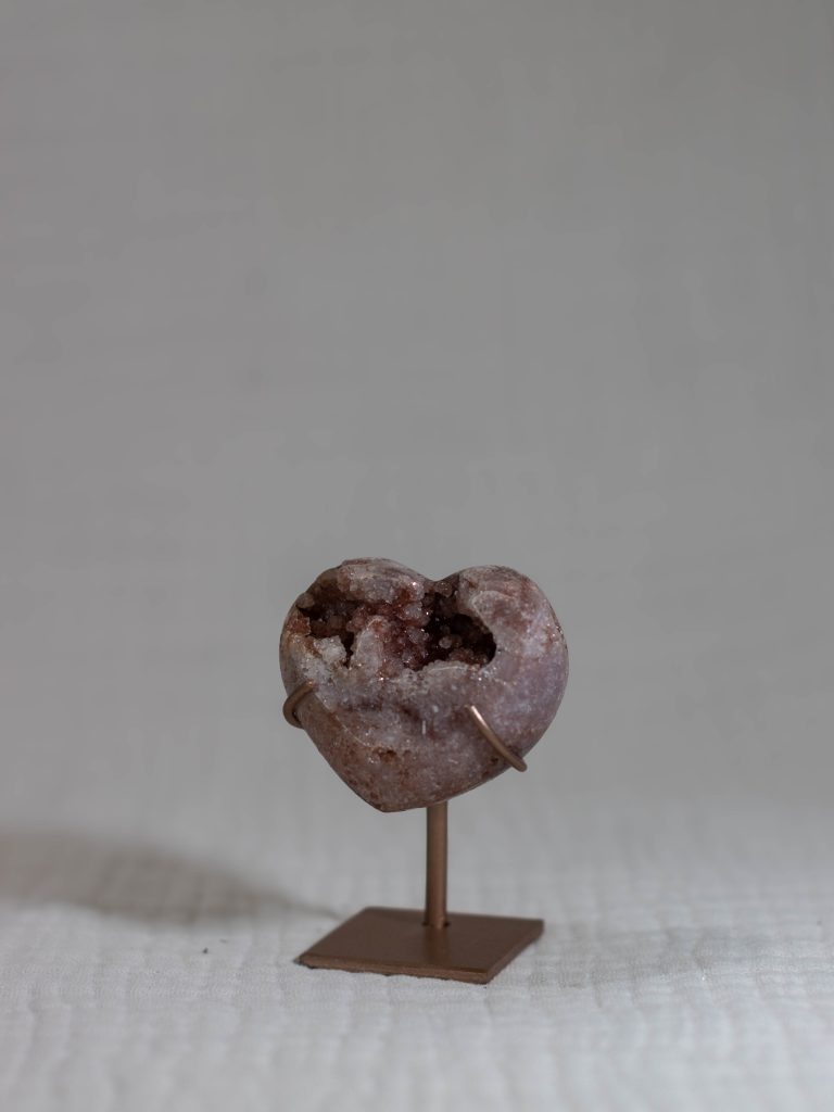 bx5-18-ft2-pink-amethyst-heart-crystal