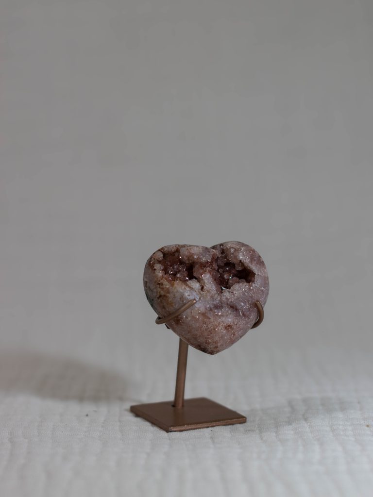 bx5-18-ft3-pink-amethyst-heart-crystal