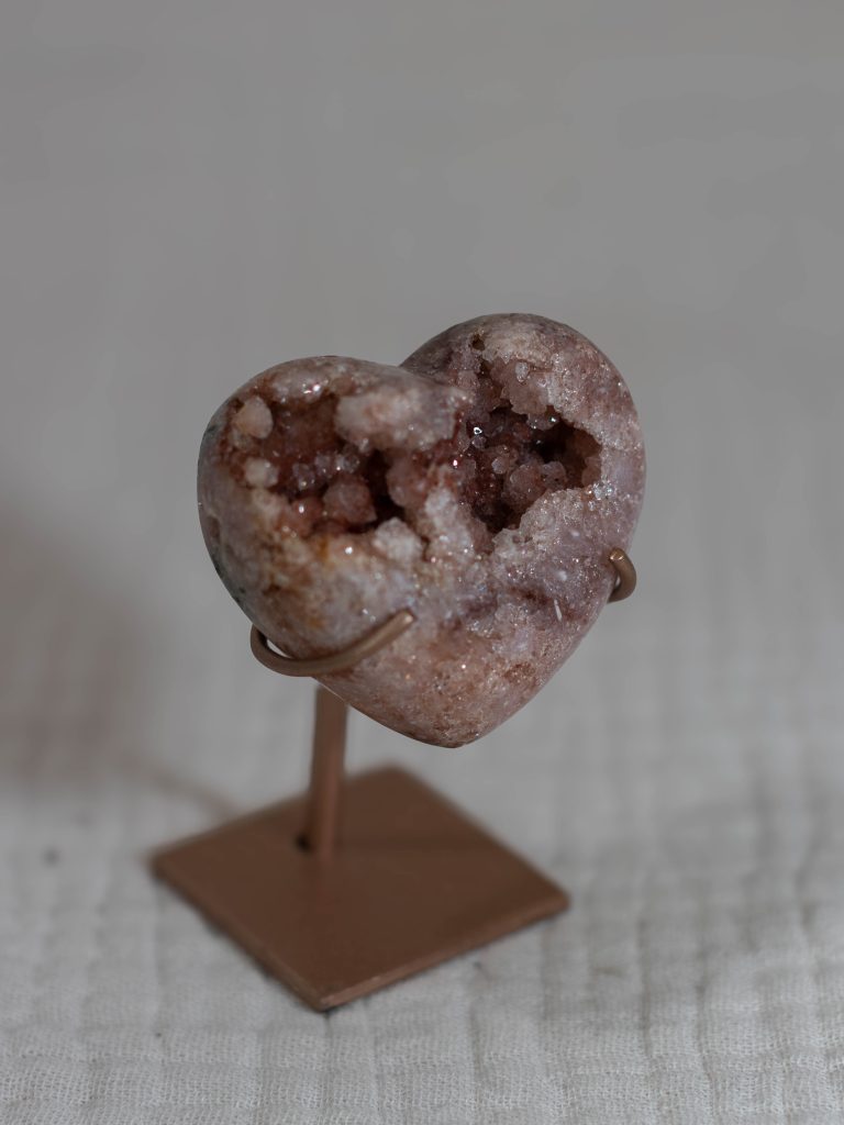 bx5-18-ft4-pink-amethyst-heart-crystal