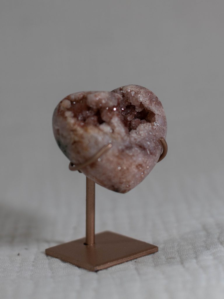 bx5-18-ft5-pink-amethyst-heart-crystal