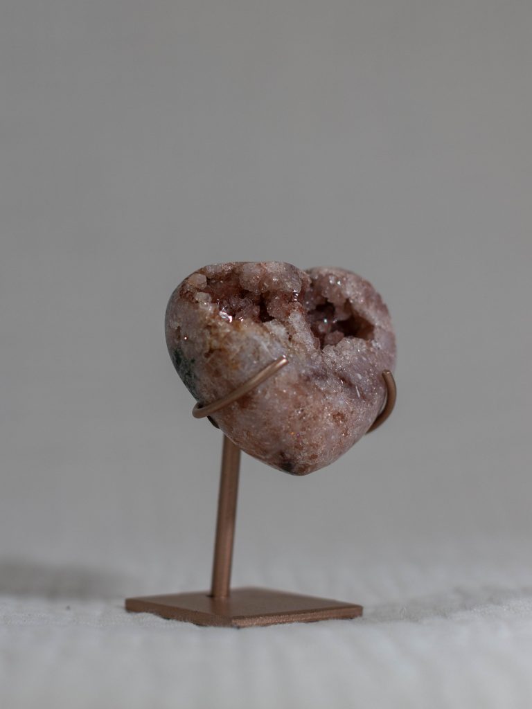 bx5-18-ft6-pink-amethyst-heart-crystal