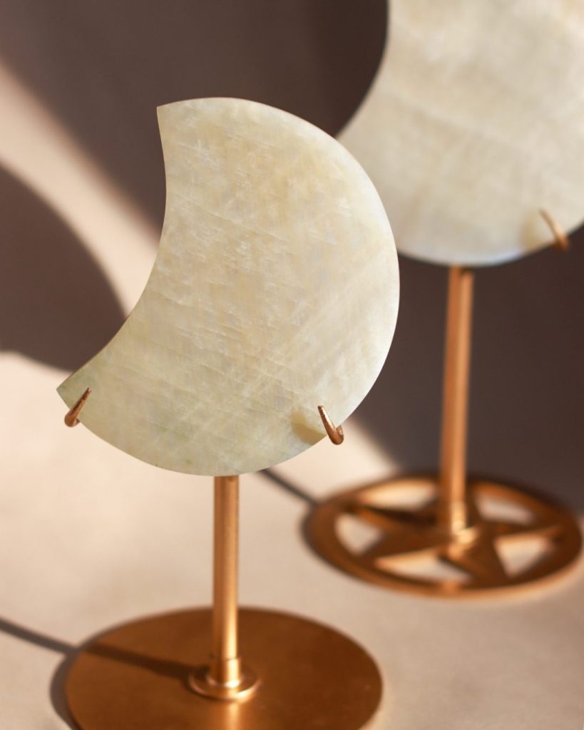 maansteen maan op standaard