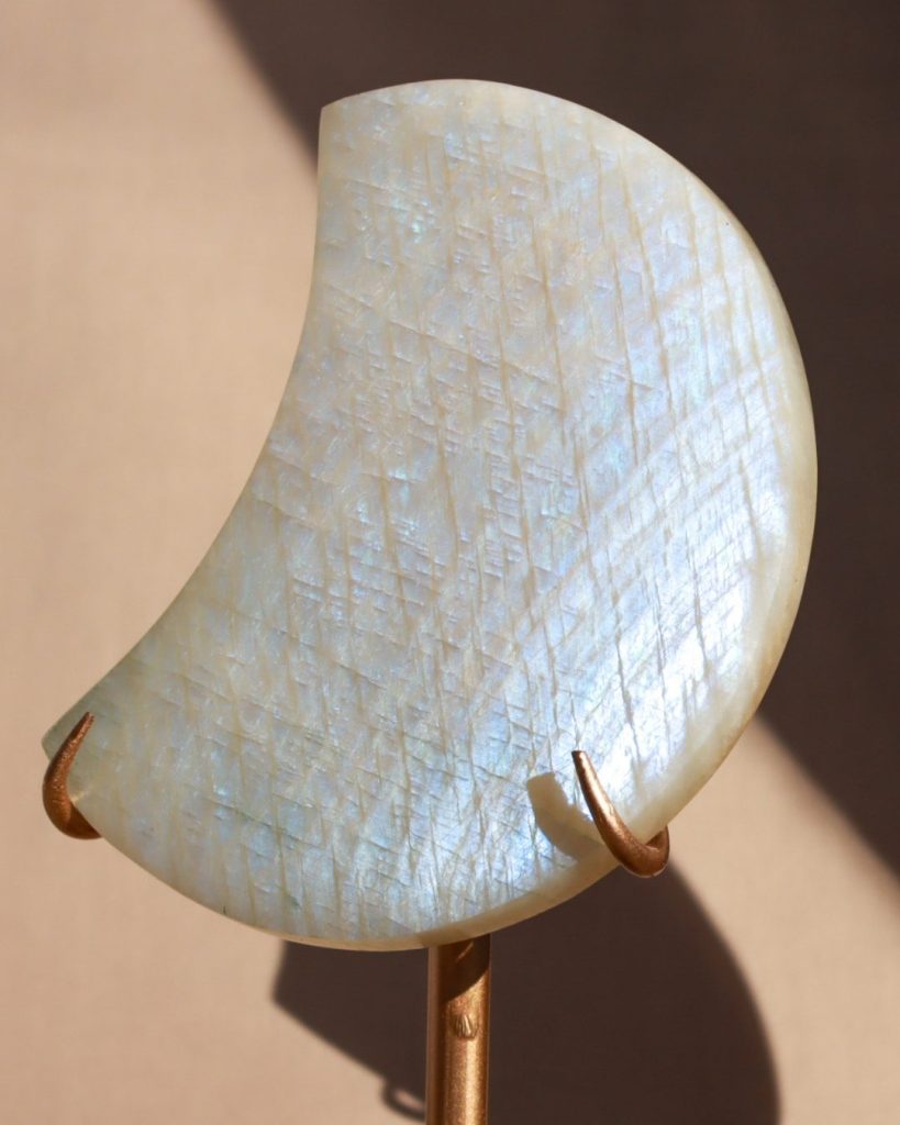 maansteen maan op standaard