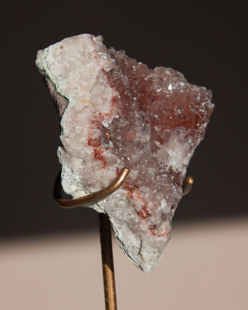 roze-amethist-cluster-op-standaard_0871