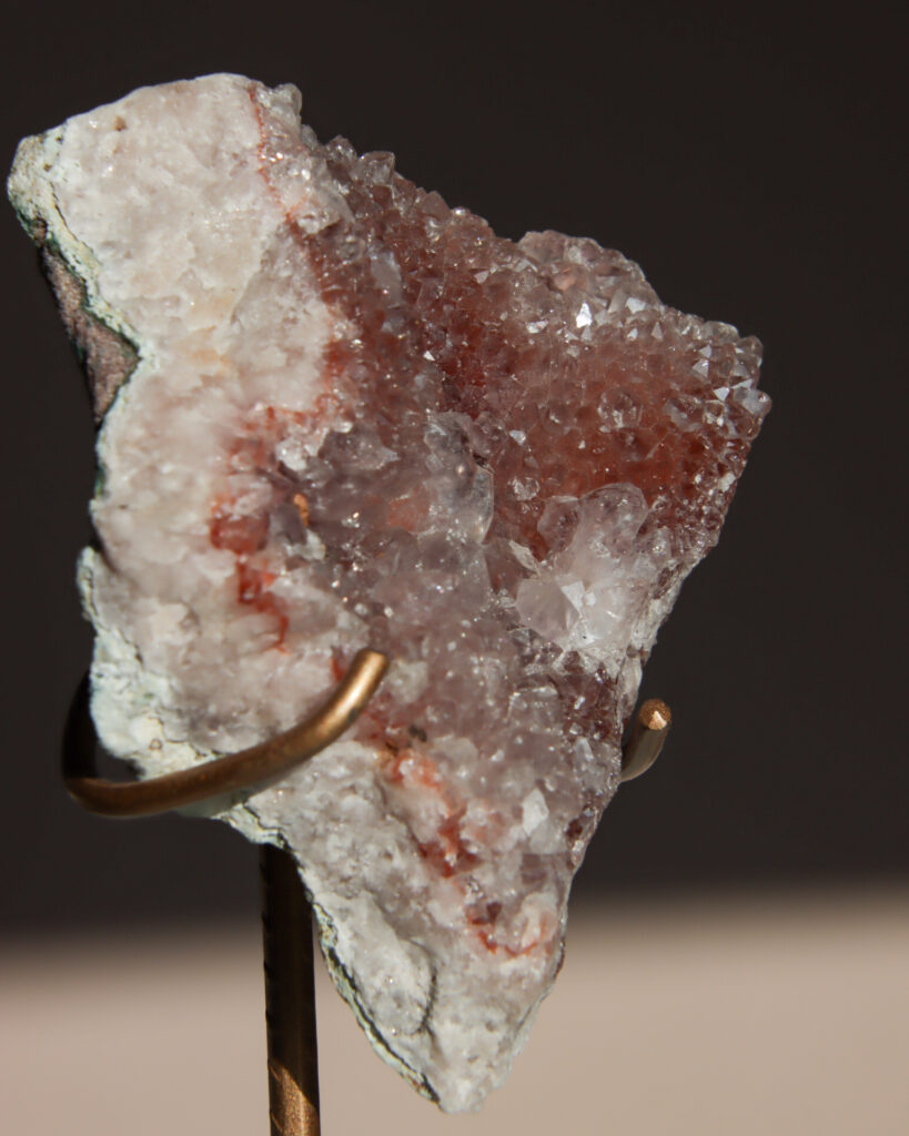 roze-amethist-cluster-op-standaard_0872
