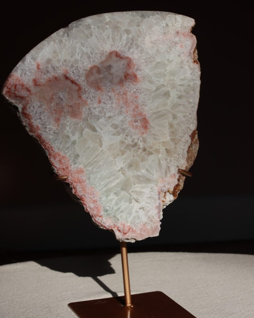 roze amethist slab op standaard