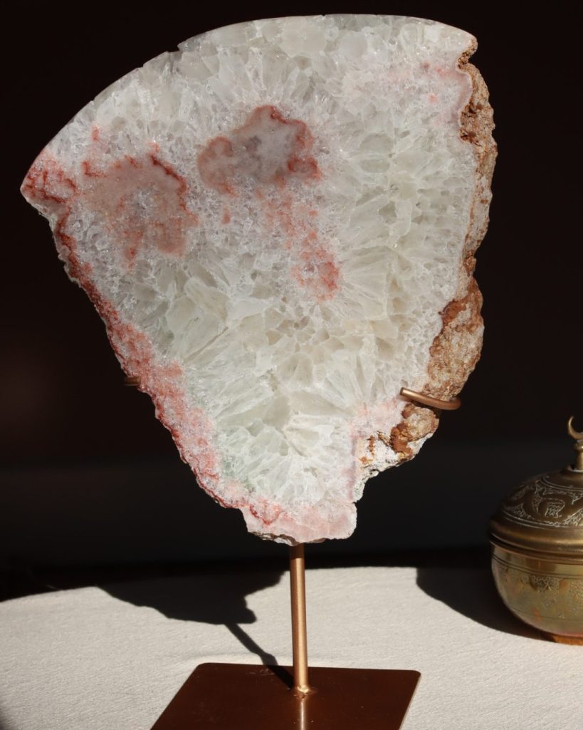 roze amethist slab op standaard