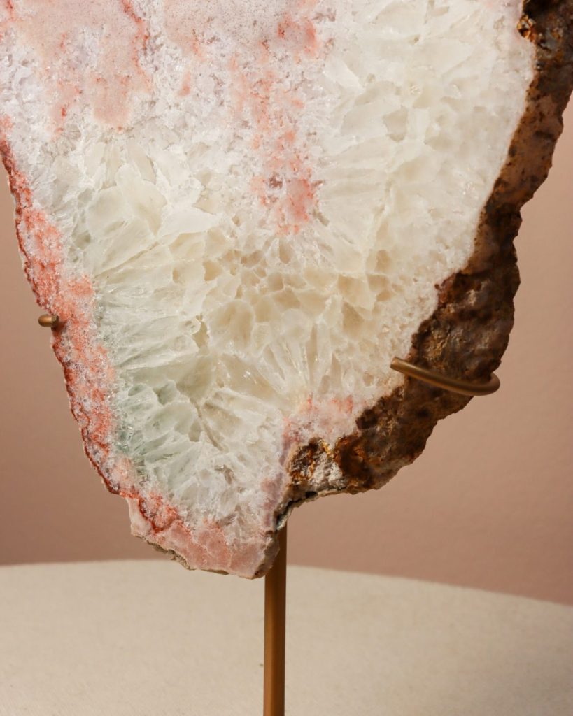 roze amethist slab op standaard