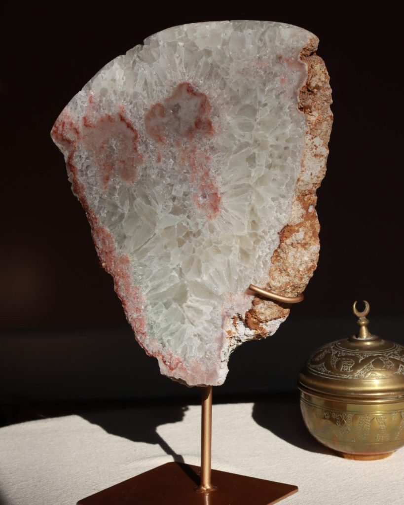 roze amethist slab op standaard