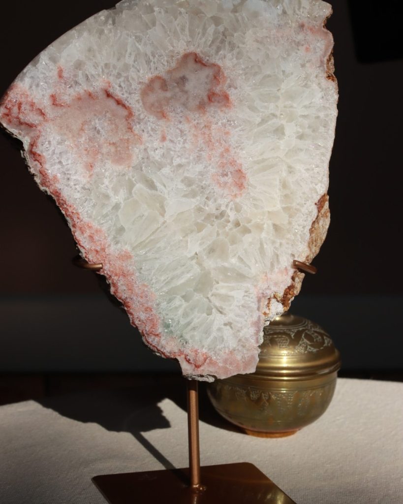 roze amethist slab op standaard