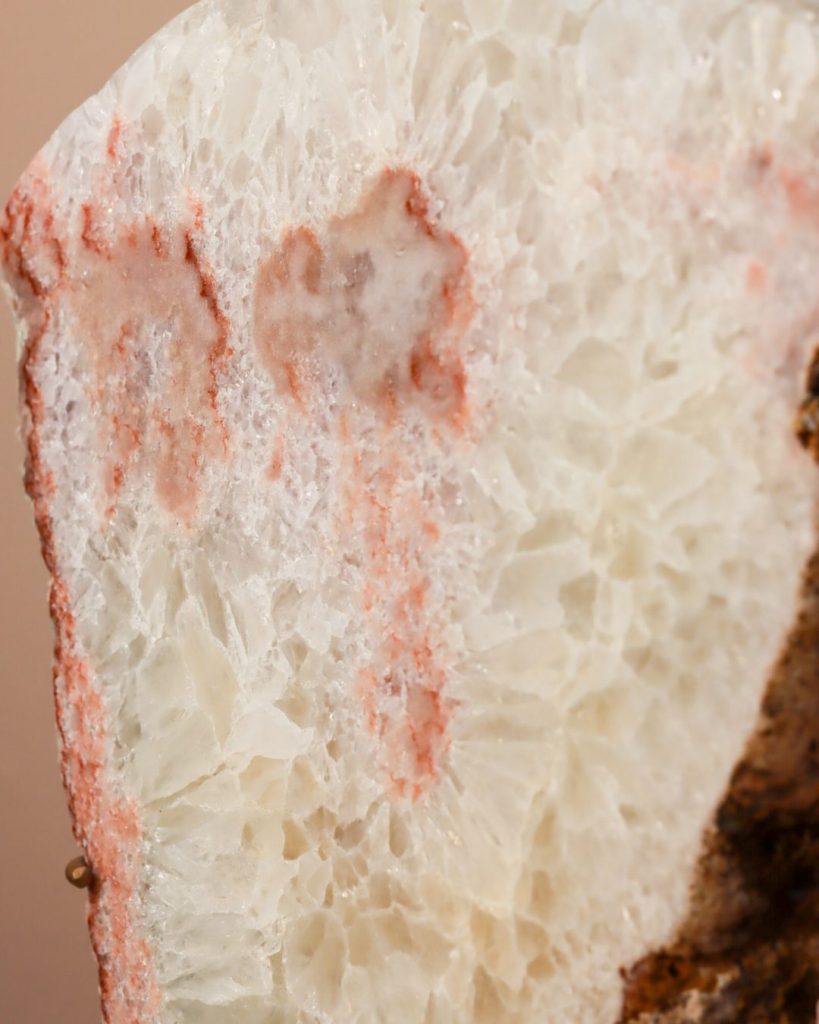 roze amethist slab op standaard