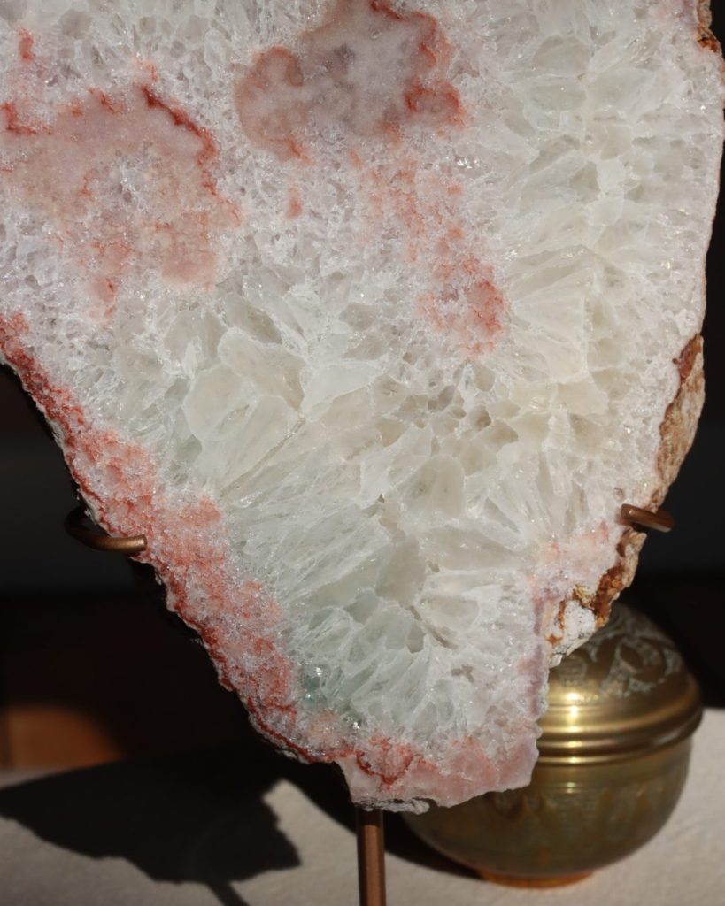 roze amethist slab op standaard