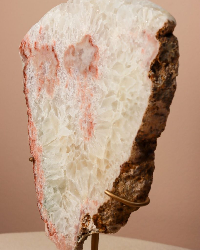 roze amethist slab op standaard