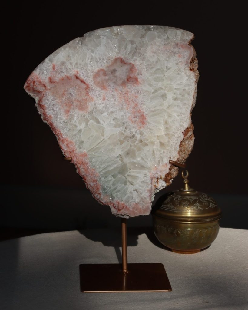 roze amethist slab op standaard