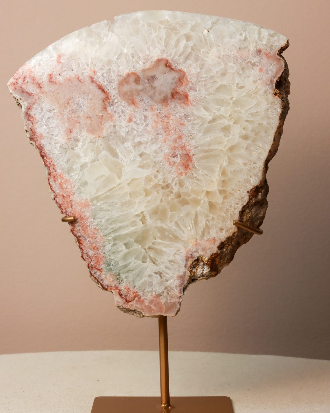 roze amethist slab op standaard