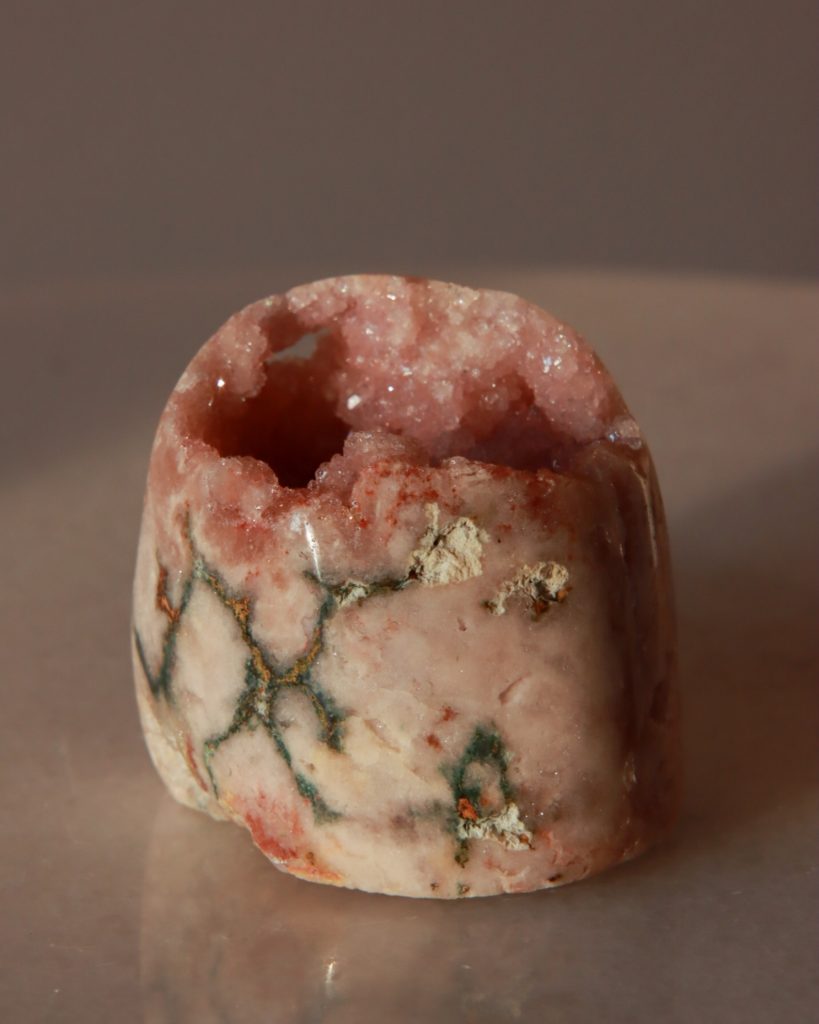 roze amethist geode vrije vorm