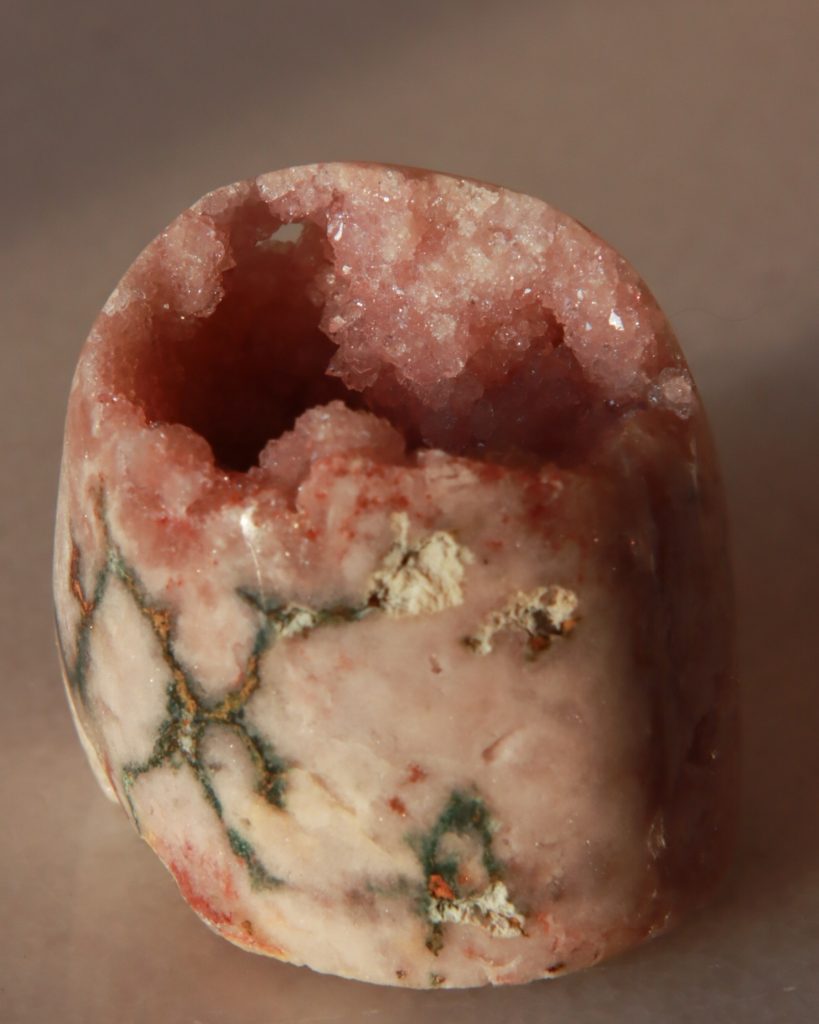 roze amethist geode vrije vorm