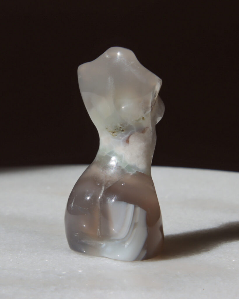 geslepen-bloemagaat-body-edelsteen_0438