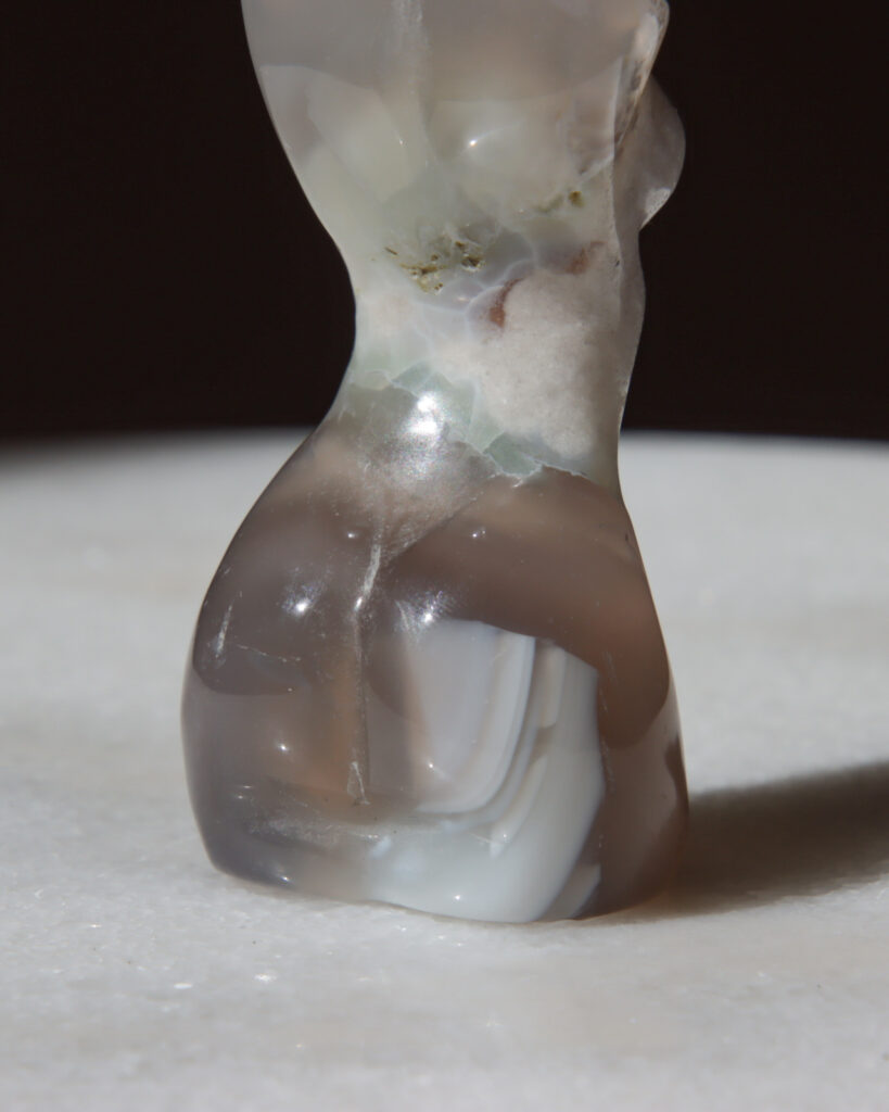 geslepen-bloemagaat-body-edelsteen_0439