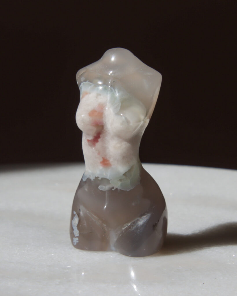 geslepen-bloemagaat-body-edelsteen_0440
