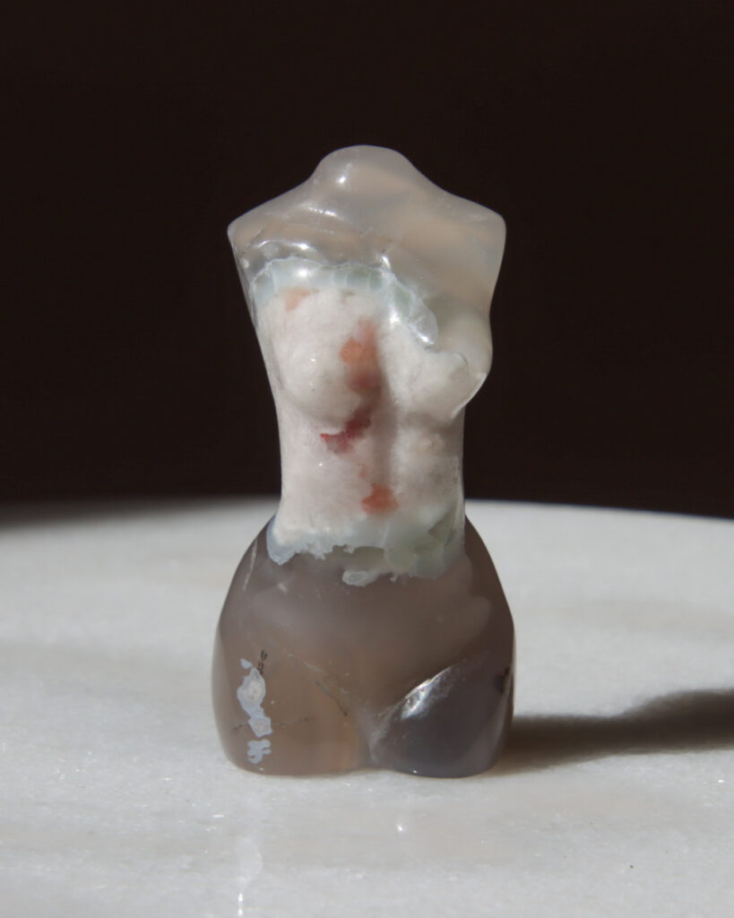 geslepen-bloemagaat-body-edelsteen_0441