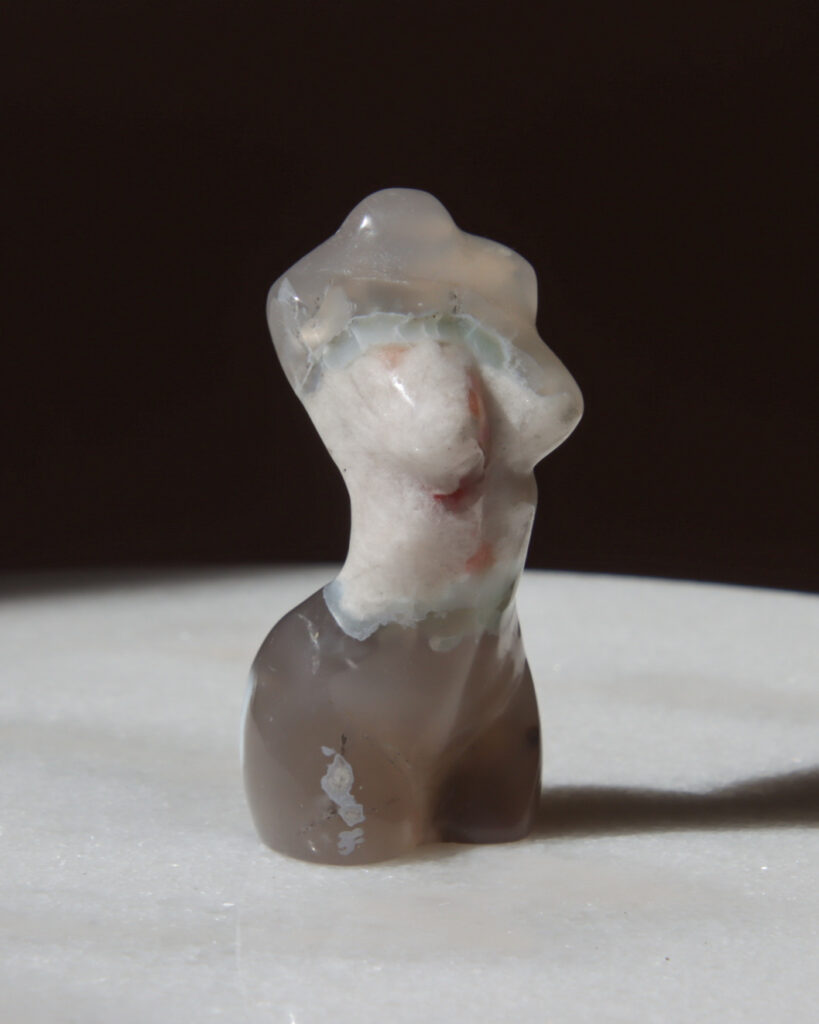geslepen-bloemagaat-body-edelsteen_0442