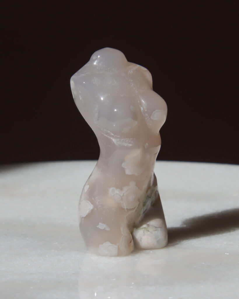 geslepen-bloemagaat-body-edelsteen_0445