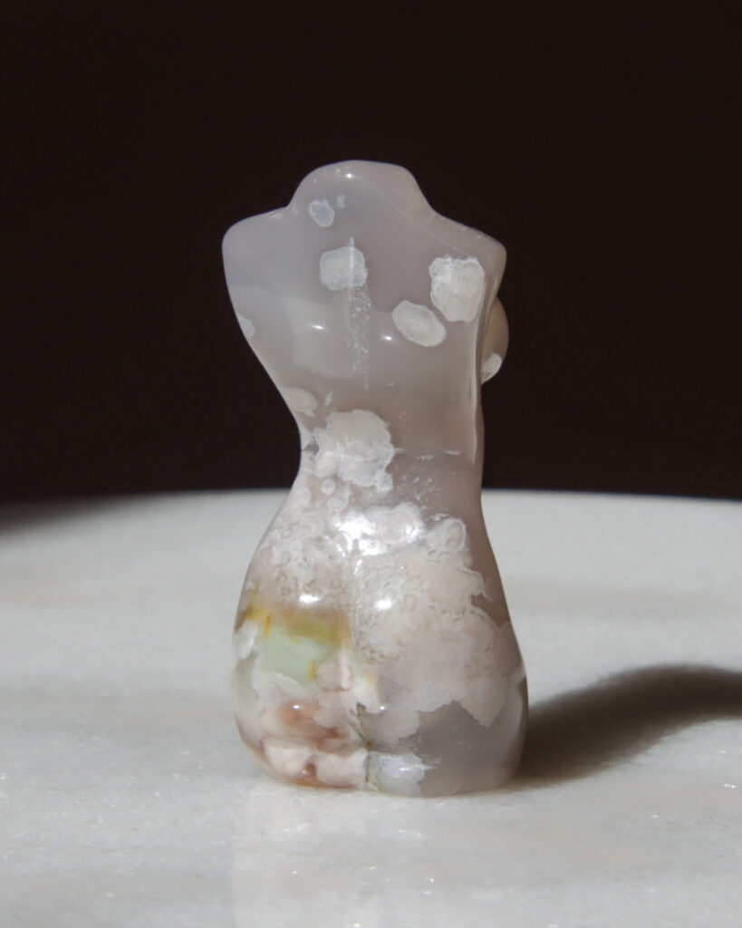 geslepen-bloemagaat-body-edelsteen_0447